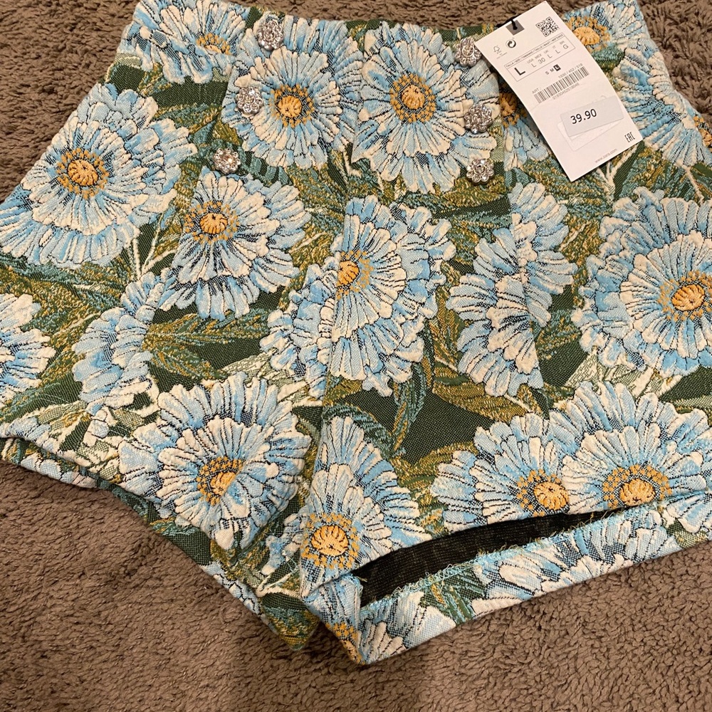 Zara floral jacquard jewel buttons shorts. New with tags. Size Large